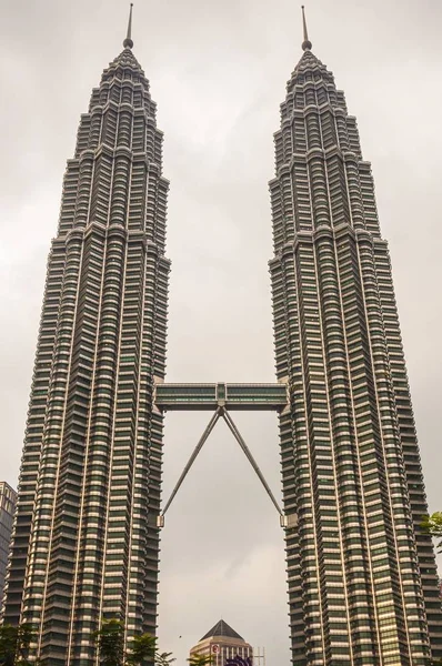 Tiro Vertical Torres Gêmeas Petronas Malásia Ásia Klcc Park Kuala — Fotografia de Stock