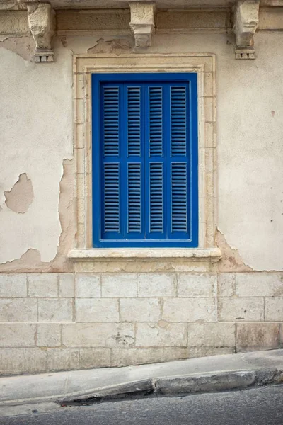 Μια Κάθετη Λήψη Ενός Μπλε Πλαισίου Παραθύρου Έναν Τοίχο — Φωτογραφία Αρχείου