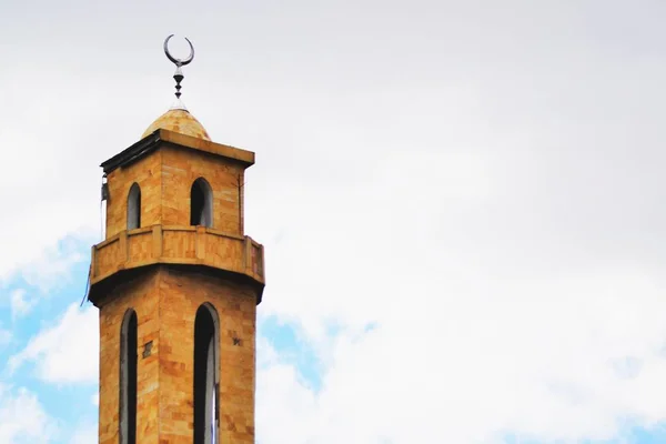 Alto Edificio Mattoni Cielo Limpido Durante Giorno — Foto Stock