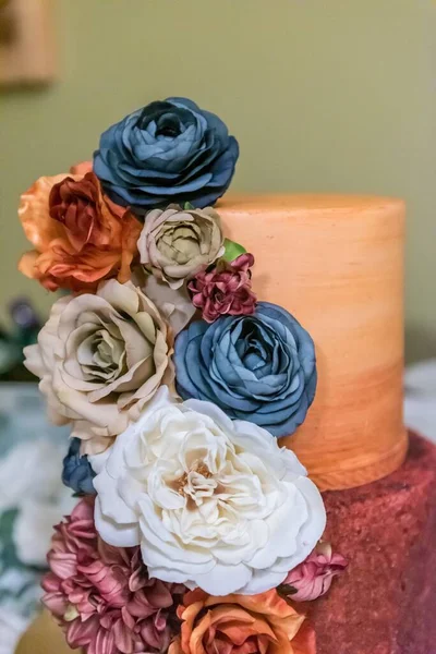 Eine Nahaufnahme Von Kuchendekoration Mit Schönem Blumenmuster Mit Verschwommenem Hintergrund — Stockfoto