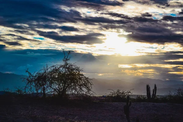 Sol Brillando Detrás Las Nubes Sobre Desierto Tatacoa Colombia — Foto de Stock