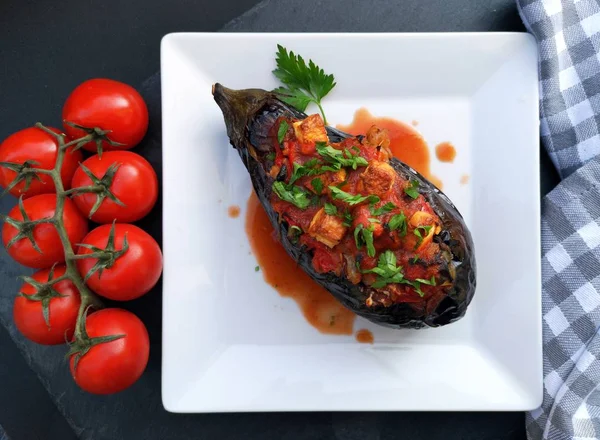 Bakłażan Grilla Wypełniony Warzywami Białym Talerzu Siatce Stół Pomidorami — Zdjęcie stockowe