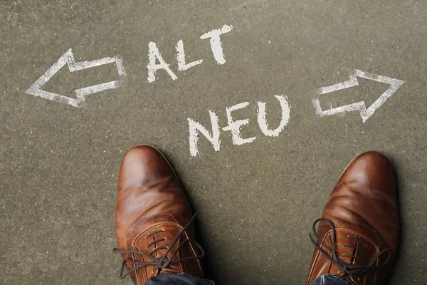 Alt Neu の間で決定茶色の革の靴を持つ男 ドイツ語で古いと新しい — ストック写真