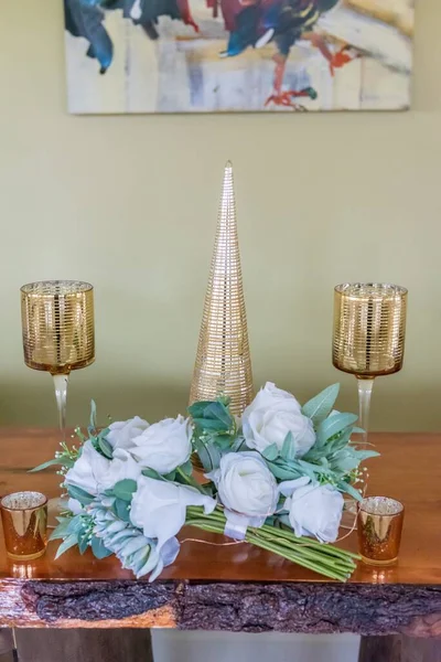 Vertikal Bild Blommor Och Glas Dekoration Bordet Med Suddig Bakgrund — Stockfoto