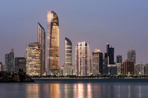 Hisnande Bild Stadsbilden Och Breakwater Beach Abu Dhabi Natten — Stockfoto