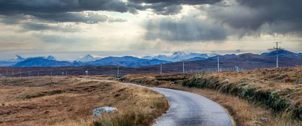 Plano Panorámico Camino Vacío Escocia Bajo Oscuro Cielo Nublado — Foto de Stock