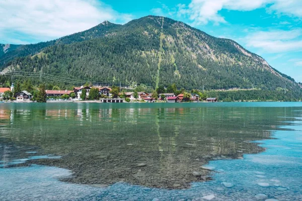 Jezero Obklopené Domy Kopci Pokrytými Lesy Odrážející Vodě — Stock fotografie