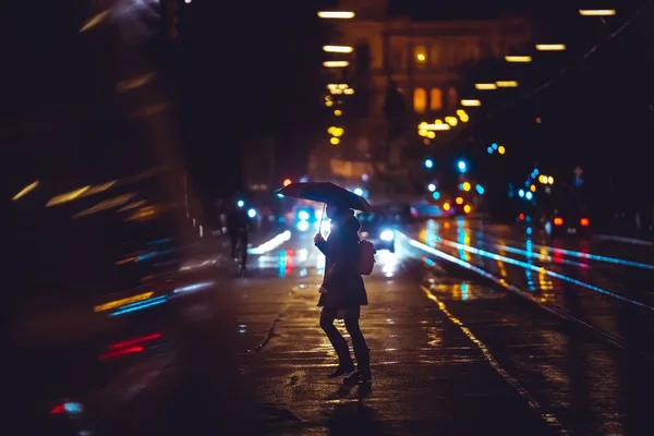 Munich Alemania 2020 Gente Cruza Calle Durante Una Noche Lluviosa — Foto de Stock