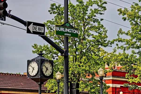 Una Señal Tráfico Avenida Burlington Richmond Reino Unido Colgado Semáforo — Foto de Stock