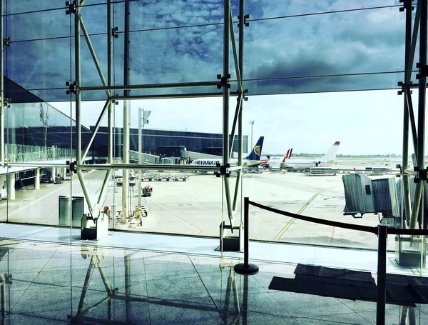 Barcelona España Octubre 2016 Aviones Esperando Los Pasajeros Aeropuerto Barcelona — Foto de Stock