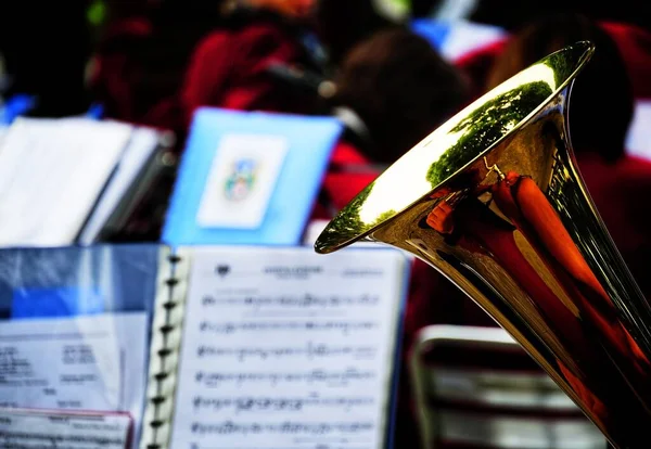 Eine Selektive Fokusaufnahme Einer Trompete Mit Verschwommenem Hintergrund — Stockfoto