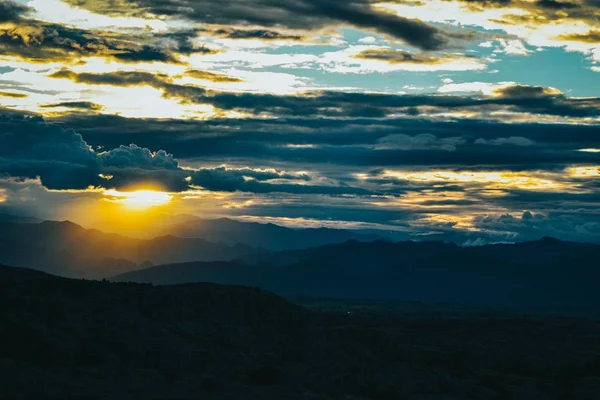 Paisaje Impresionante Puesta Sol Cielo Nublado Perfecto Para Fondo Pantalla — Foto de Stock