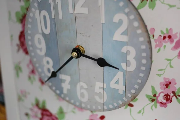 Disparo Cierre Reloj Madera Colgado Pared Con Decoraciones Florales — Foto de Stock