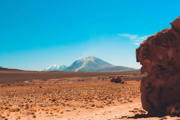 Una Amplia Toma Acantilado Una Montaña Desierto Con Cielo Azul —  Fotos de Stock