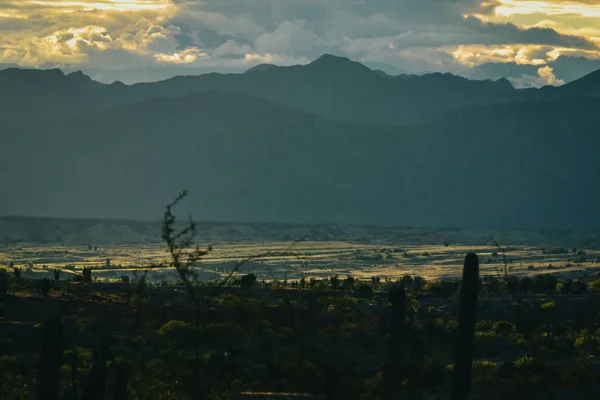 Une Vue Angle Élevé Des Collines Sous Ciel Nuageux Coucher — Photo