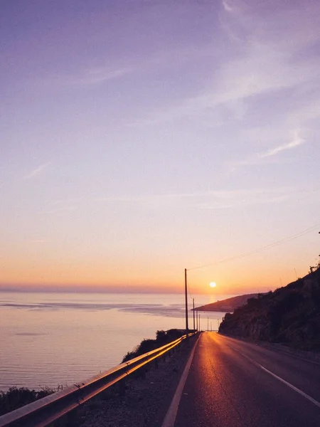 Una Toma Vertical Camino Vacío Junto Mar Con Hermosa Vista —  Fotos de Stock