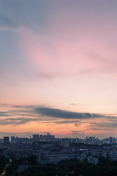 Tiro Vertical Edifícios Sob Céu Rosa — Fotografia de Stock