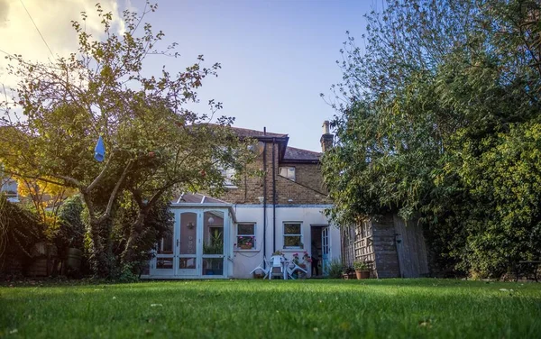 Una Zona Cortile Con Giardino Ben Curato Durante Giorno — Foto Stock