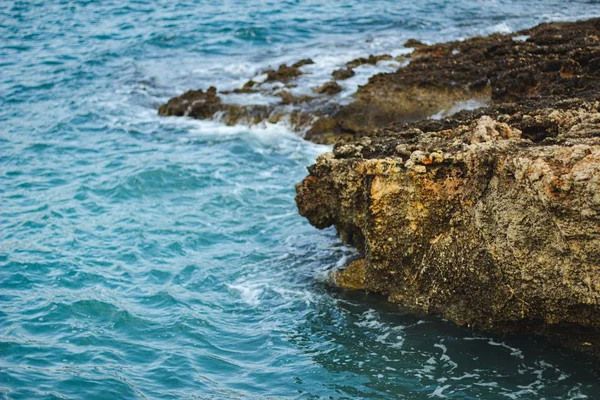 Várias Rochas Pedras Praia Rodeadas Água Durante Dia — Fotografia de Stock