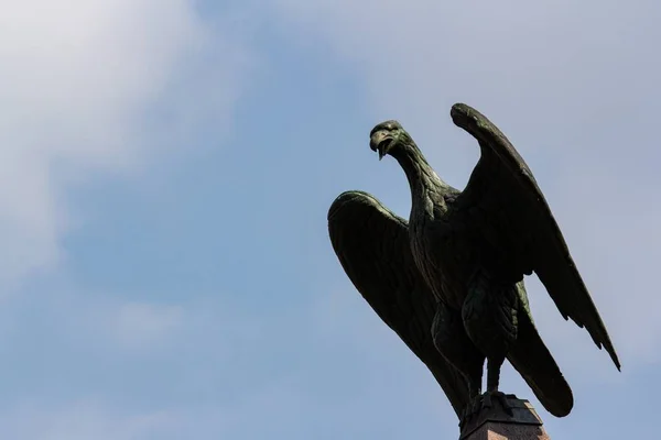 Una Vista Ángulo Bajo Una Estatua Águila Bajo Luz Del — Foto de Stock
