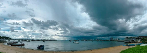 Tiro Panorâmico Mar Com Barcos Sob Céu Nublado — Fotografia de Stock