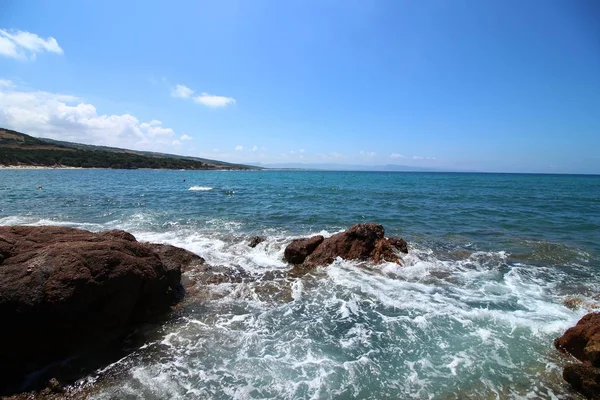 Hermoso Disparo Del Mar Rodeado Muchas Formaciones Rocosas Día Soleado — Foto de Stock