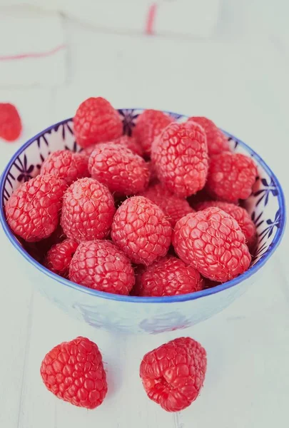 Vertical Closeup Raspberries Bowl Table Lights — 스톡 사진