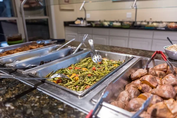 Una Foto Alto Ángulo Delicioso Buffet Comida Con Fondo Borroso — Foto de Stock