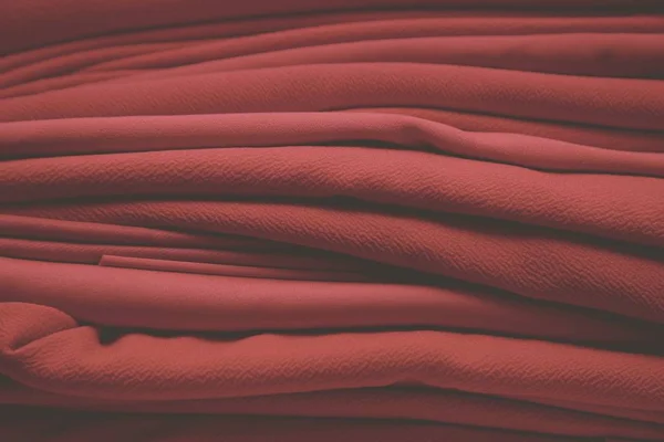 Tiro Close Tecido Vermelho Com Dobras Espalhadas Superfície — Fotografia de Stock