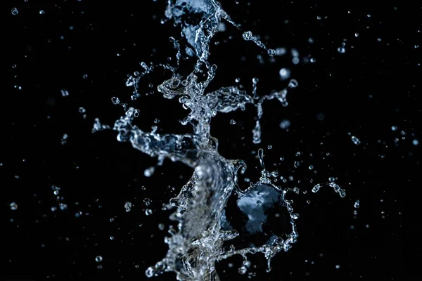 Красивий Крупним Планом Знімок Водяного Бризу Русі Чорному Тлі — стокове фото