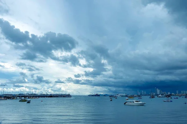 Красивый Снимок Моря Лодками Голубым Облачным Небом — стоковое фото