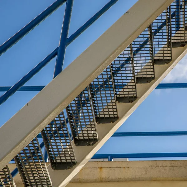 Tiro Ângulo Baixo Das Escadarias Edifício — Fotografia de Stock