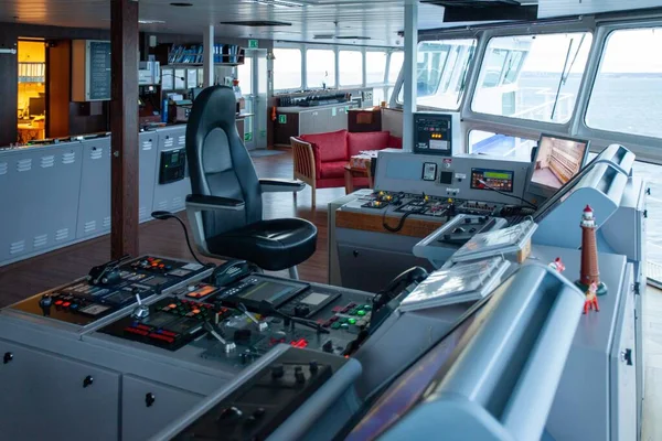 在海上的一艘超级游艇控制中心的内部外观 — 图库照片