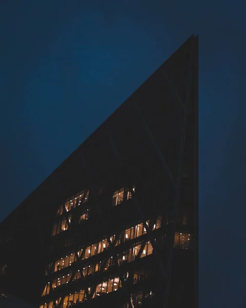 Tiro Ângulo Baixo Edifício Abaixo Céu Nublado Noite — Fotografia de Stock