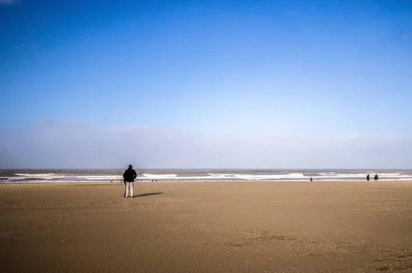 Szeroki Kąt Ujęcia Ludzi Stojących Przed Plażą Pod Błękitnym Niebem — Zdjęcie stockowe