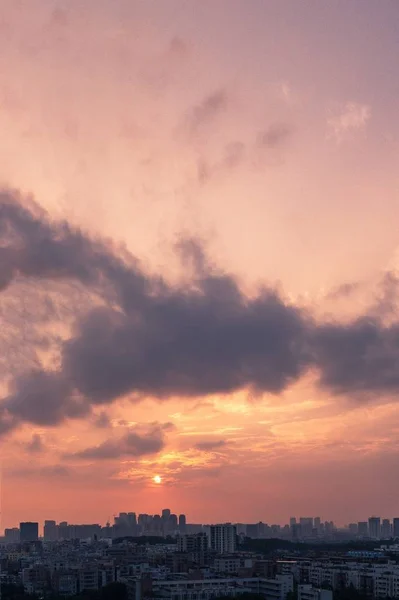 Függőleges Légi Felvétel Rózsaszín Narancssárga Égboltról Naplementekor Egy Nagyváros Felett — Stock Fotó