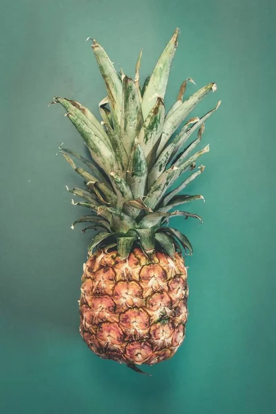 Vertikální Záběr Čerstvého Ananasového Ovoce Zeleném Pozadí — Stock fotografie