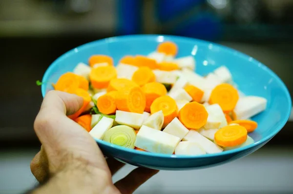 Tangan Seorang Pria Memegang Campuran Wortel Dan Bawang Irisan Bawang — Stok Foto