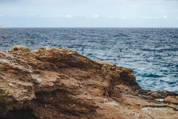 Weitwinkelaufnahme Eines Felsigen Strandes Umgeben Von Wasser — Stockfoto