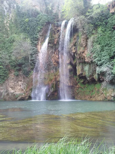 Eine Vertikale Aufnahme Eines Wasserfalls Auf Einem Felsigen Hügel Mit — Stockfoto