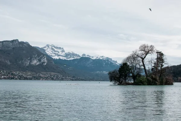 Lake Surrounded Mountains Small Island — Stock Photo, Image