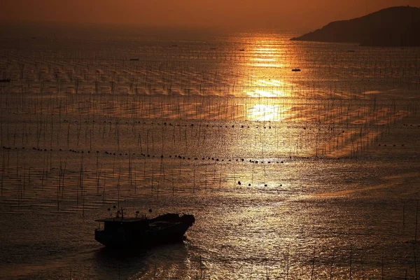 Vista Cautivadora Del Océano Que Refleja Luz Solar Durante Puesta —  Fotos de Stock