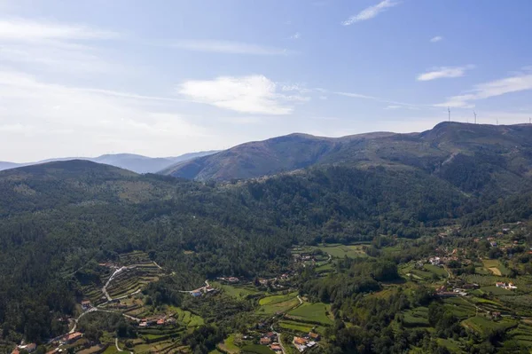 Luftaufnahme Von Häusern Auf Den Grünen Hügeln Und Tal — Stockfoto