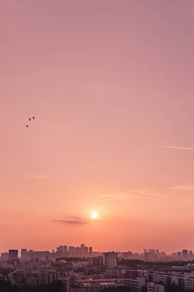 Colpo Aereo Verticale Edifici Della Città Sotto Cielo Arancione Rosa — Foto Stock