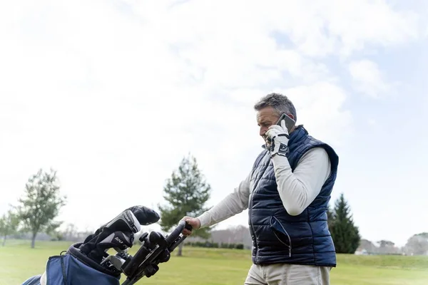 Hombre Parado Campo Golf Hablando Por Teléfono — Foto de Stock