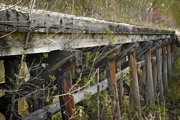 Detailní Záběr Staré Dřevěné Koše Železničního Mostu Obklopený Zelení Lese — Stock fotografie