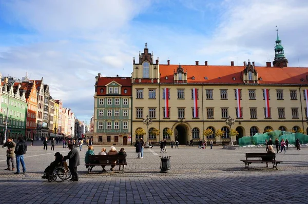 Wroclaw Polska Lis 2013 Ludzie Spacerujący Starym Rynku Nowym Budynkiem — Zdjęcie stockowe