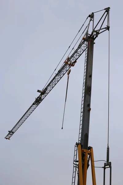 Vertikal Bild Hög Kran Med Dyster Himmel Bakgrunden — Stockfoto