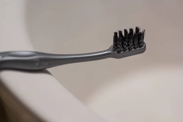 Preto Uma Escova Dentes Colocado Uma Casa Banho Atrás Fundo — Fotografia de Stock