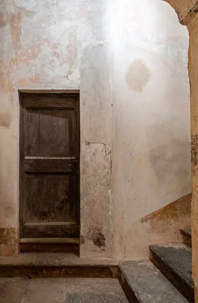 Una Imagen Vertical Una Vieja Puerta Madera Edificio Abandonado Bajo —  Fotos de Stock